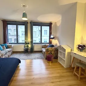 The Bachelor Backpacker Spot Belgique